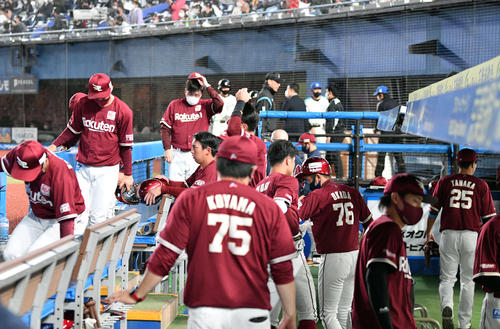 ファイナルステージ進出を逃し肩を落とす楽天ナイン(撮影・滝沢徹郎)