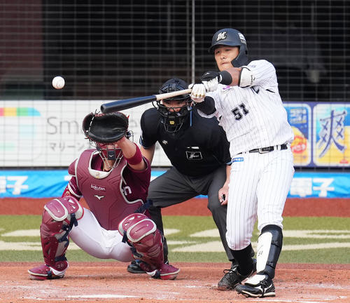 2回裏ロッテ無死一塁、中前打を放つロッテ山口(撮影・菅敏)