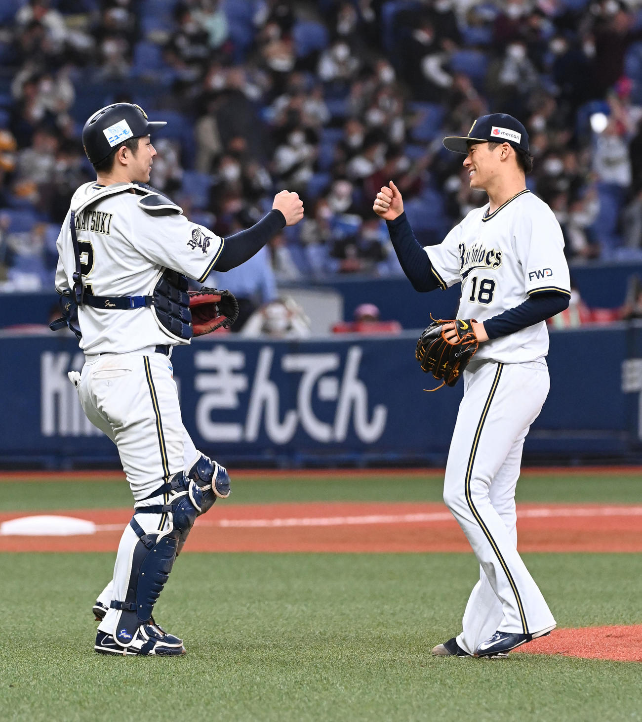 オリックス対ロッテ　ロッテに完封勝利、若月（左）の祝福に笑顔を見せる山本（撮影・前岡正明）