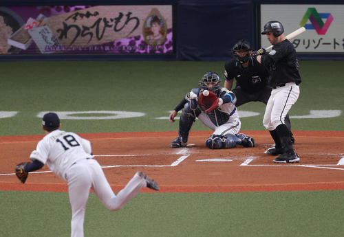 オリックス対ロッテ　1回表ロッテ2死二塁、見逃し三振に倒れるレアード。投手山本（撮影・前田充）