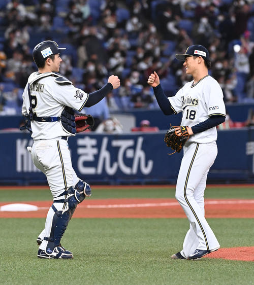オリックス対ロッテ　ロッテに完封勝利、若月（左）の祝福に笑顔を見せる山本（撮影・前岡正明）