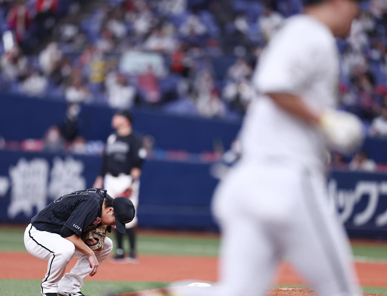 オリックス対ロッテ　6回裏オリックス2死一塁、杉本（右）に本塁打を浴びがっくり肩を落とす東妻（撮影・垰建太）