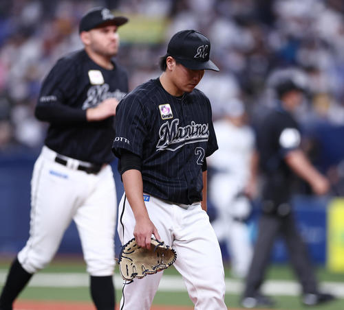 オリックス対ロッテ　6回裏の登板を終え先制点を許したロッテ東妻はがっくり肩を落とす（撮影・垰建太）