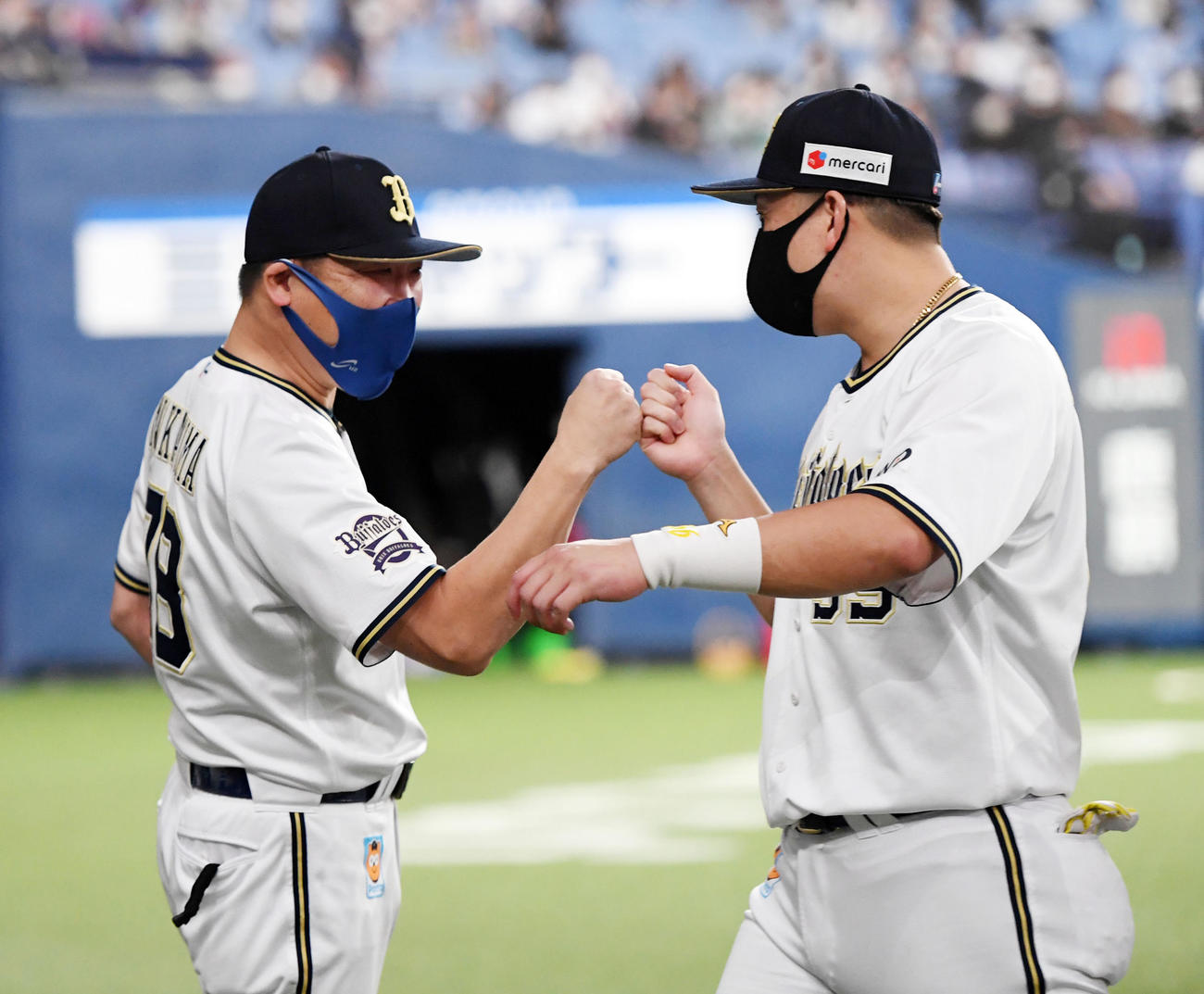 オリックス対ロッテ　笑顔で杉本（右）を迎える中嶋監督（撮影・前岡正明）
