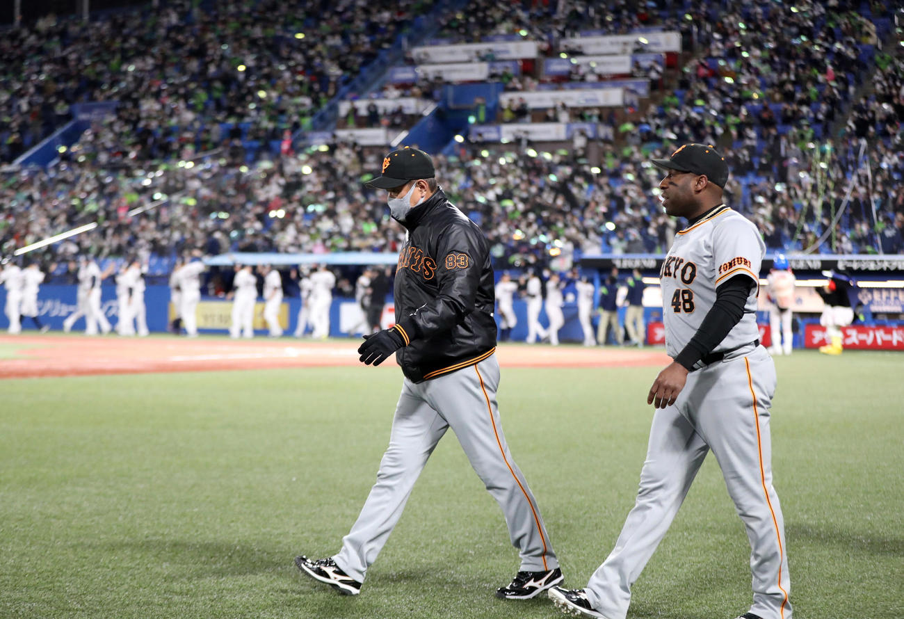 ヤクルト対巨人　試合後、ウィーラー（右）と引き揚げる原監督（撮影・狩俣裕三）