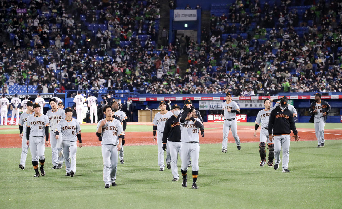 CSファイナル　ヤクルト対巨人　スタンドにあいさつに向かう巨人ナインたち（撮影・加藤哉）