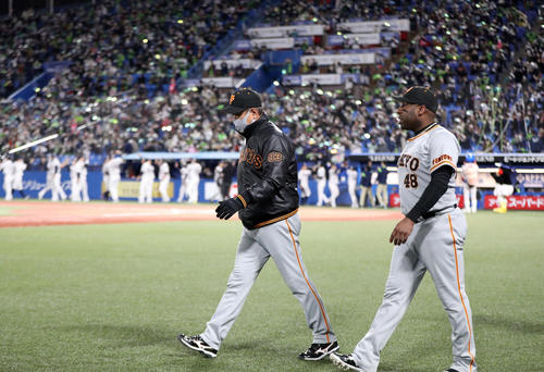 ヤクルト対巨人　試合後、ウィーラー（右）と引き揚げる原監督（撮影・狩俣裕三）