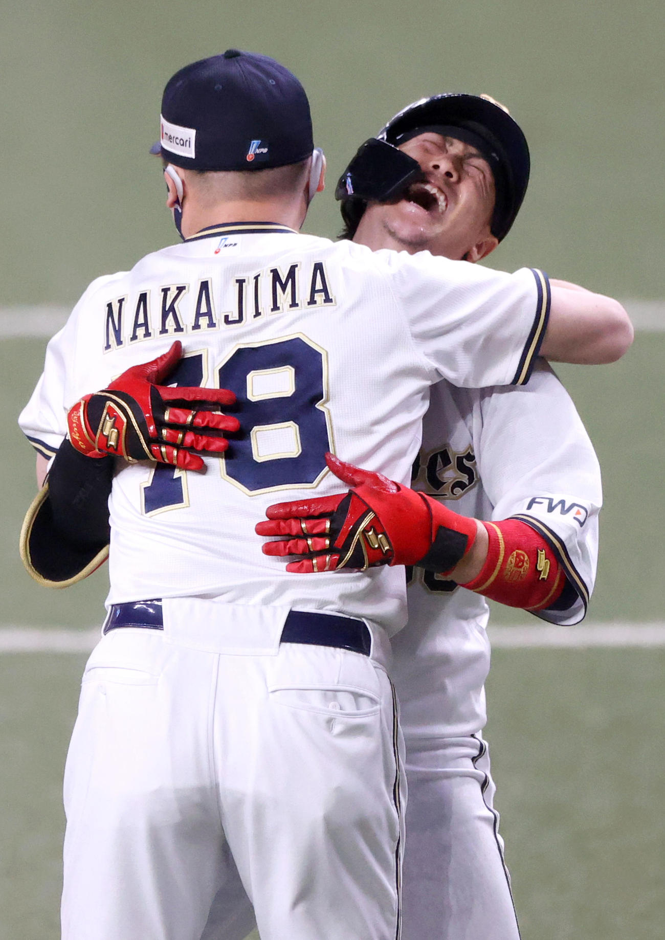 オリックス対ロッテ　9回裏オリックス無死一、二塁、小田（右）は右前適時打を放ち日本シリーズ進出を決め中嶋監督に抱きつき歓喜する（撮影・上山淳一）