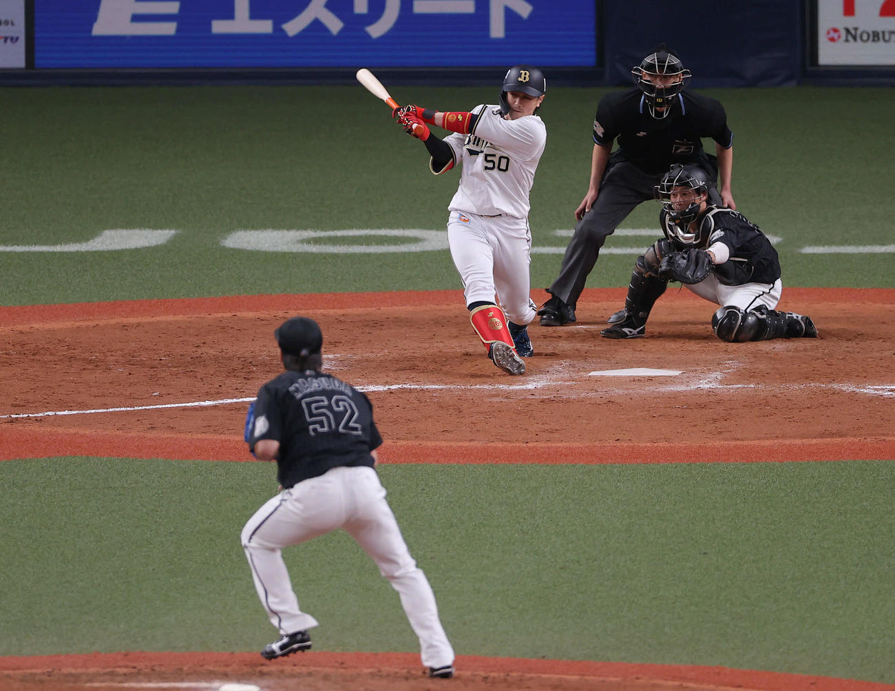 オリックス対ロッテ　9回裏オリックス無死一、二塁、代打小田が右翼線に同点適時打を放つ。投手益田（撮影・前田充）