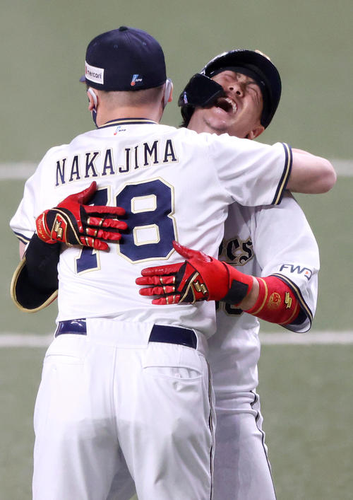 オリックス対ロッテ　9回裏オリックス無死一、二塁、小田（右）は右前適時打を放ち日本シリーズ進出を決め中嶋監督に抱きつき歓喜する（撮影・上山淳一）