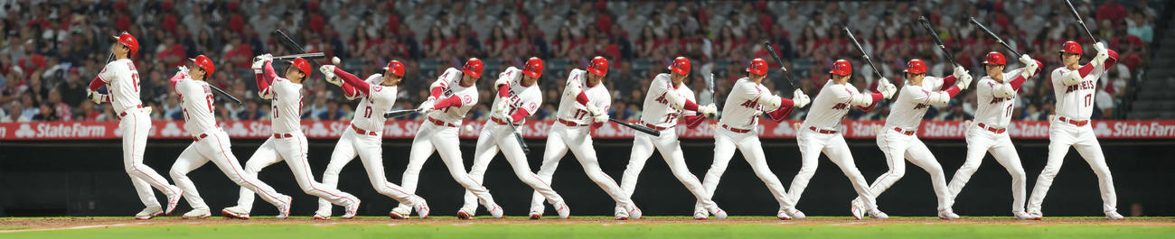 8月30日、ヤンキース戦の5回、左腕ヒーニーのカーブを右翼スタンドに運ぶエンゼルス大谷（撮影・菅敏）