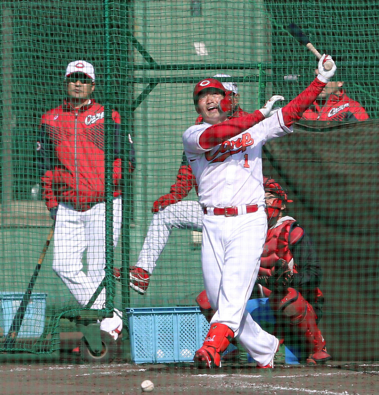 ランチ特打をする鈴木。左後方は緒方監督（2019年2月1日撮影）