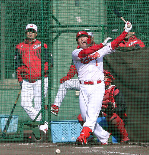 ランチ特打をする鈴木。左後方は緒方監督（2019年2月1日撮影）