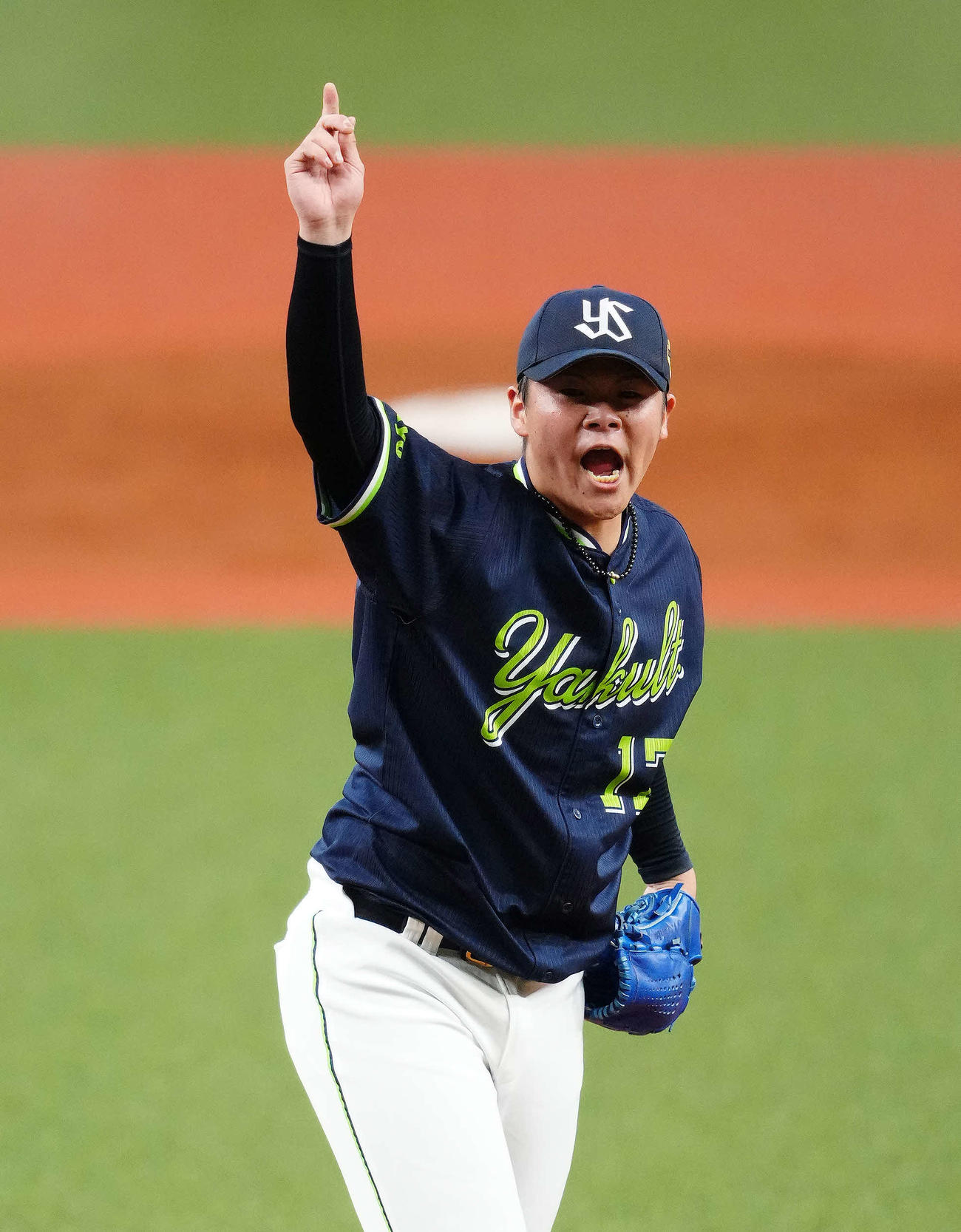 オリックス対ヤクルト　8回裏オリックス1死、三振となった杉本のスイングをアピールする清水（撮影・江口和貴）