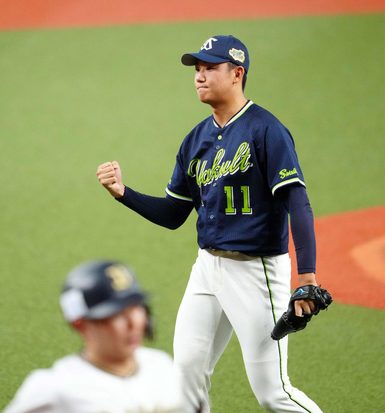5回裏オリックス2死一、二塁、吉田正を中飛に仕留めガッツポーズを見せる奥川（撮影・江口和貴）