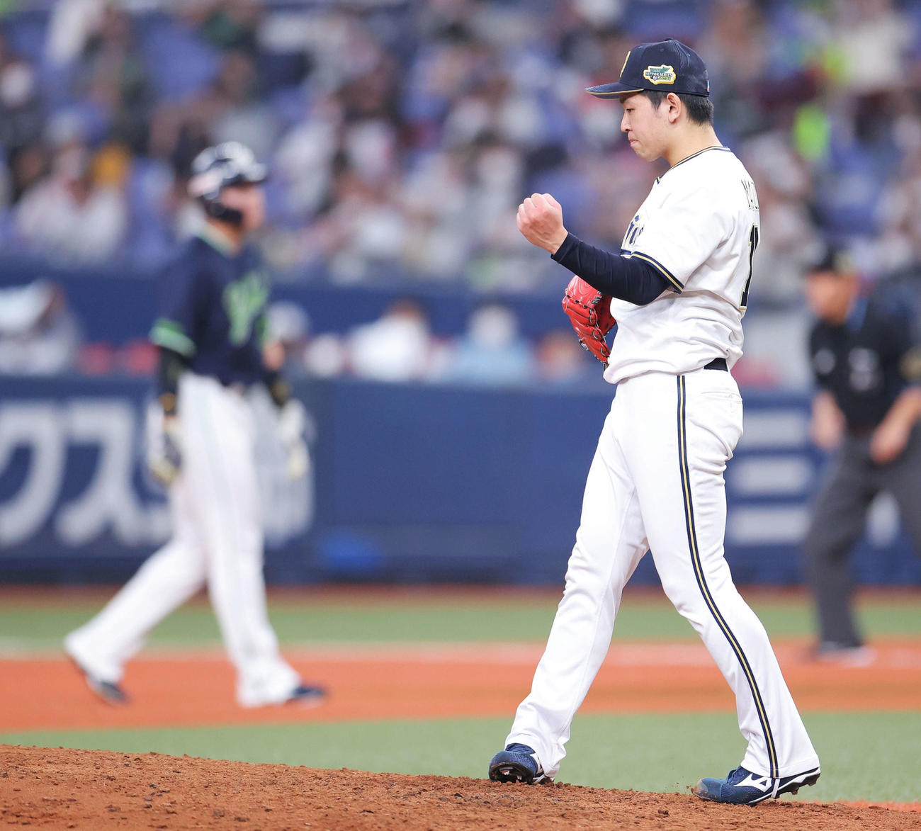 オリックス対ヤクルト　7回表ヤクルト2死一塁、中村を三振に抑え、ガッツポーズする宮城。後方左は村上（撮影・河田真司）