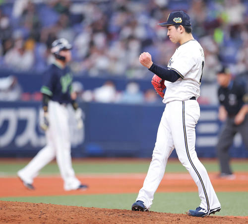 オリックス対ヤクルト 7回表ヤクルト2死一塁、中村を三振に抑え、ガッツポーズする宮城。後方左は村上(撮影・河田真司)