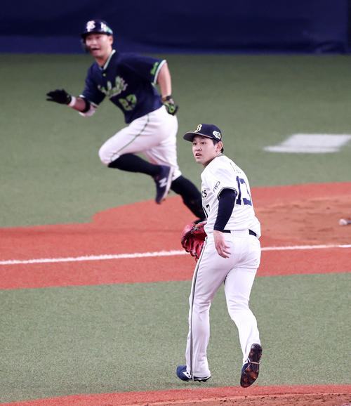 オリックス対ヤクルト　8回表ヤクルト2死一、二塁、宮城は青木に中前適時打を打たれ失点する（撮影・加藤哉）