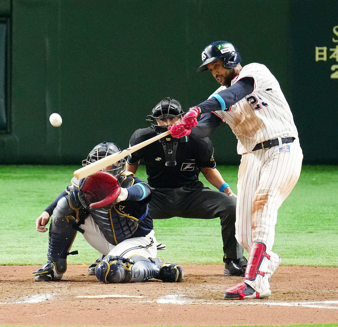 ヤクルト対オリックス　7回裏ヤクルト2死一塁、右中間に逆転2点本塁打を放つサンタナ。投手吉田凌（撮影・江口和貴）