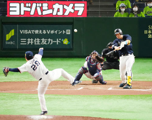 ヤクルト対オリックス 6回表オリックス無死二塁、右越えに同点2点本塁打を放つ杉本。投手小川(撮影・江口和貴)