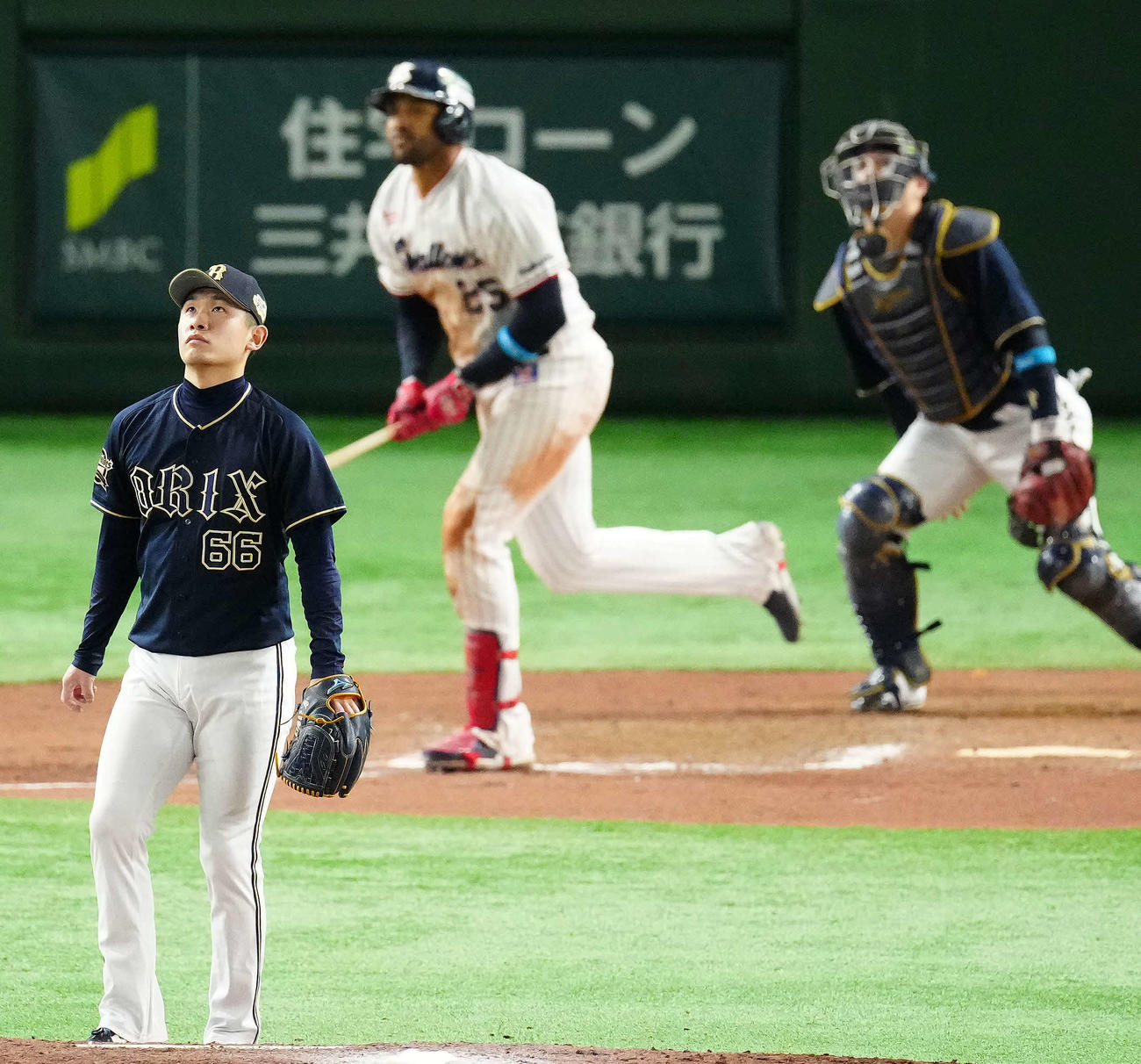 ヤクルト対オリックス　7回裏ヤクルト2死一塁、サンタナ（後方左）に逆転2点本塁打を浴びる吉田凌（撮影・江口和貴）