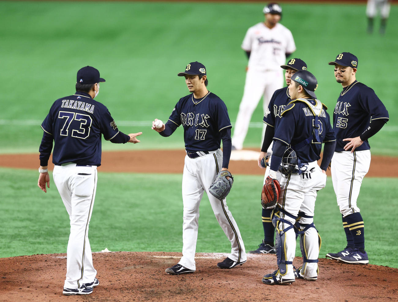 ヤクルト対オリックス　6回裏ヤクルト2死一、二塁、降板する増井（中央）（撮影・垰建太）