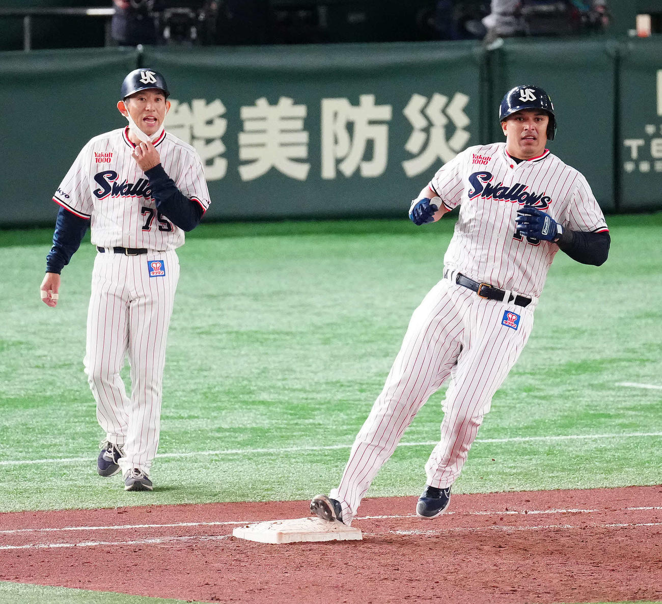 ヤクルト対オリックス　6回裏ヤクルト2死一、二塁、勝ち越し適時打を放ったホセ・オスナ（右）（撮影・江口和貴）