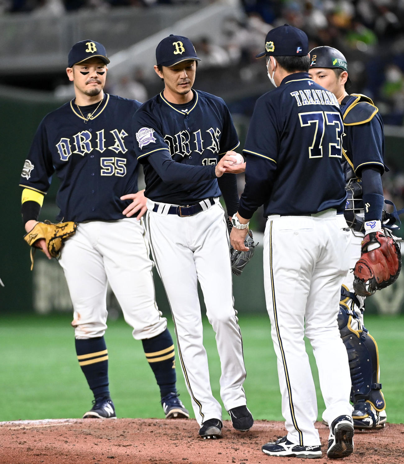ヤクルト対オリックス　6回裏ヤクルト2死一、二塁、交代する増井（撮影・前岡正明）