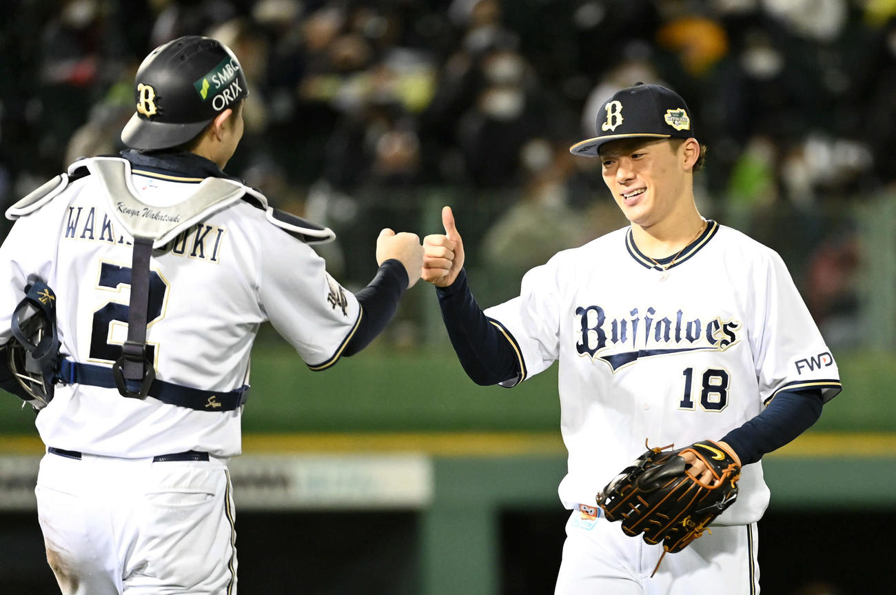 オリックス対ヤクルト　6回、ピンチを切り抜け捕手若月（左）にサムアップの山本（撮影・前岡正明）