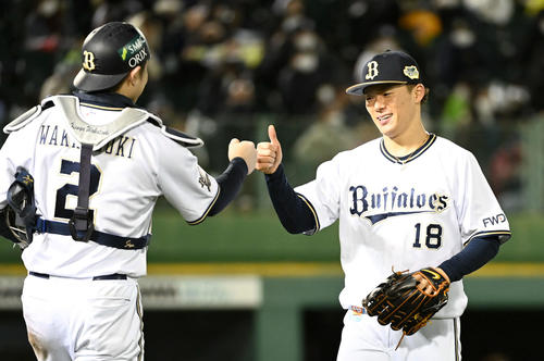 オリックス対ヤクルト　6回、ピンチを切り抜け捕手若月（左）にサムアップの山本（撮影・前岡正明）