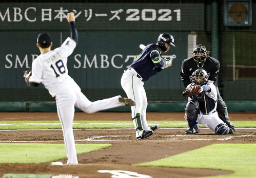 オリックス対ヤクルト　2回表ヤクルト無死、見逃し三振に終わる村上。投手山本（撮影・加藤哉）