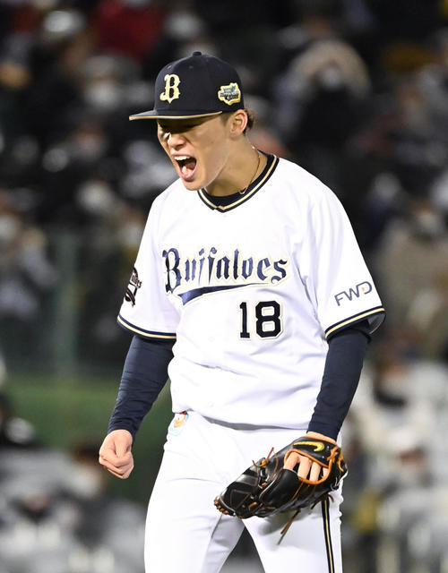 オリックス対ヤクルト　4回表ヤクルト2死三塁、中村を空振り三振に打ち取りほえる山本（撮影・前岡正明）