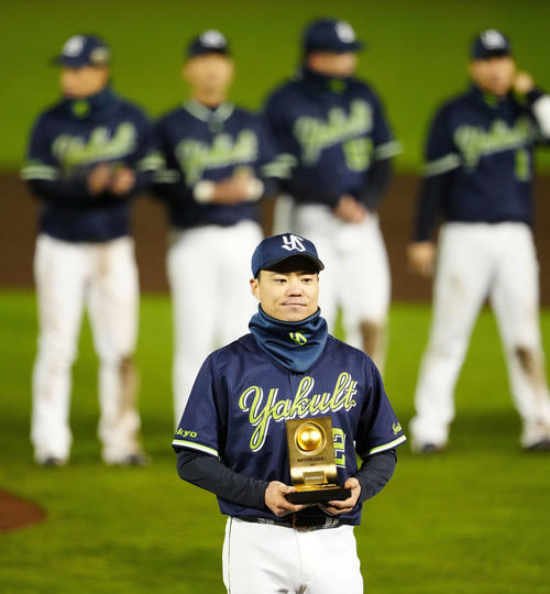 MVPのヤクルト中村（撮影・江口和貴）