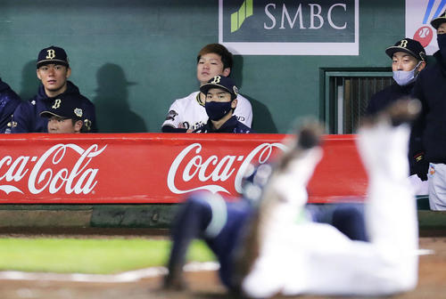 オリックス対ヤクルト　12回表ヤクルト2死二塁、代打川端の勝ち越し左前適時打で生還する塩見（手前）を見つめる山本（左）（撮影・河田真司）