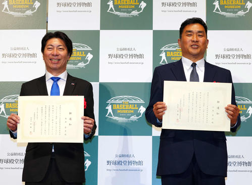 2022年野球殿堂入りが発表され、写真に納まる山本氏（右）とヤクルト高津監督（撮影・江口和貴）