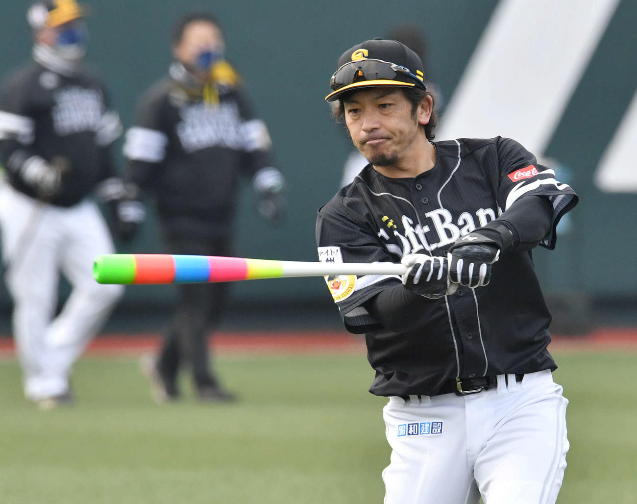 カラフルなバットで素振りをする松田（撮影・岩下翔太）