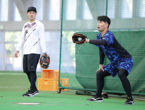 ブルペンで球を受ける巨人岸田（左）と大城（2022年1月29日撮影）