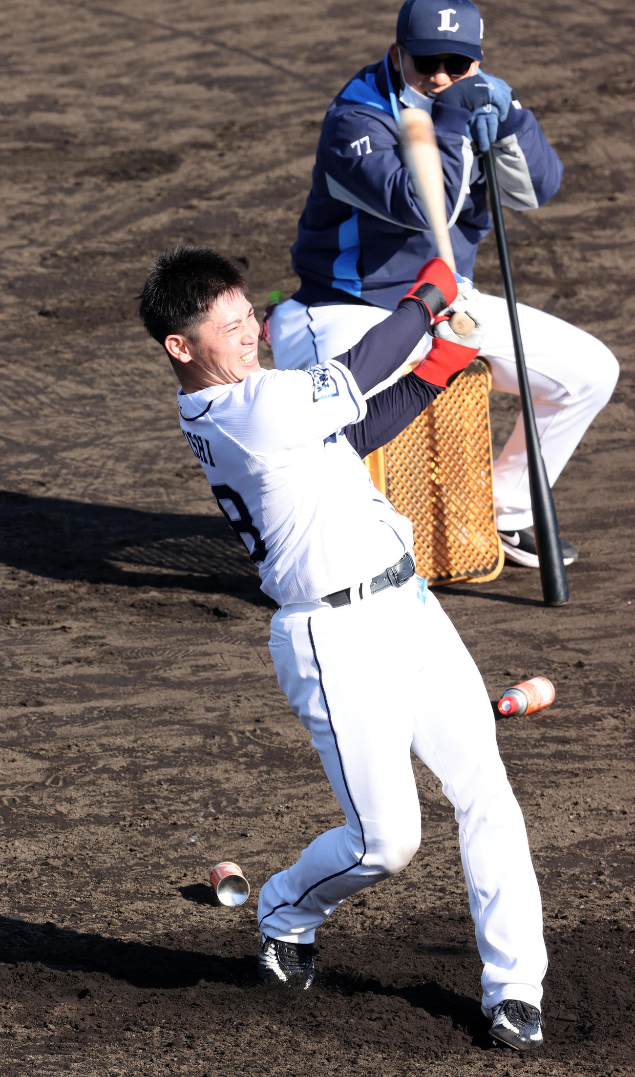 西武春季キャンプ4日目、松井ヘッドコーチ（奥）が見つめる中、ロングティー打撃する岸（撮影・浅見桂子）