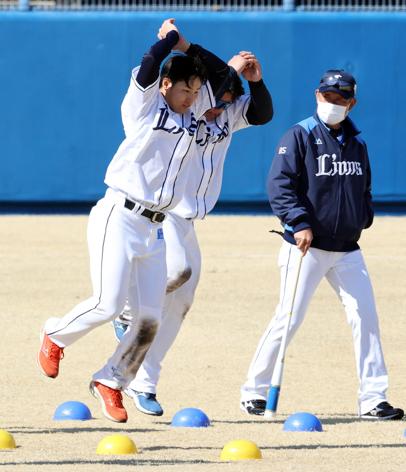 西武春季キャンプ4日目、辻監督（右）が見つめる中、強化トレーニングする鈴木（撮影・浅見桂子）