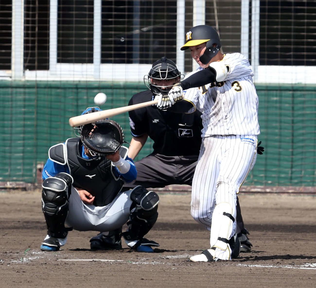 阪神対日本ハム　3回裏阪神2死、左越え本塁打を放つ大山（撮影・加藤哉）