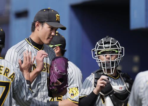 日本ハム対阪神　3回を投げ終え阪神坂本（右）と言葉を交わしながらベンチへ戻る藤浪（撮影・前田充）