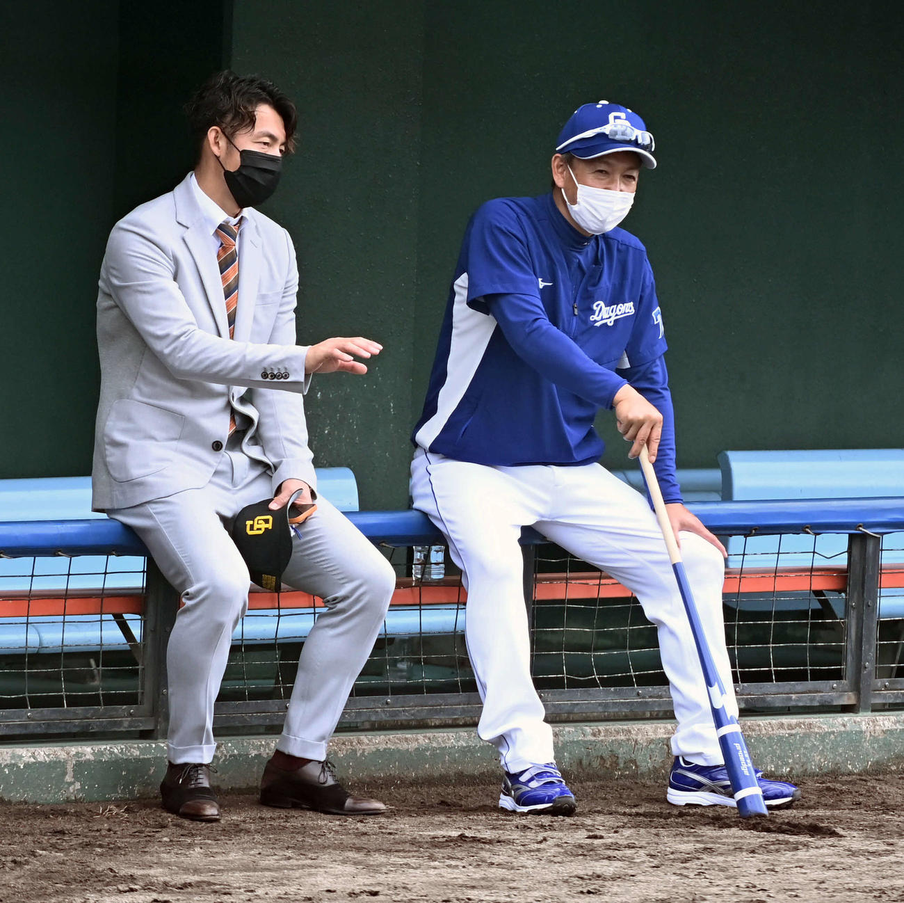中日立浪監督（右）と話す鳥谷氏（撮影・前岡正明）
