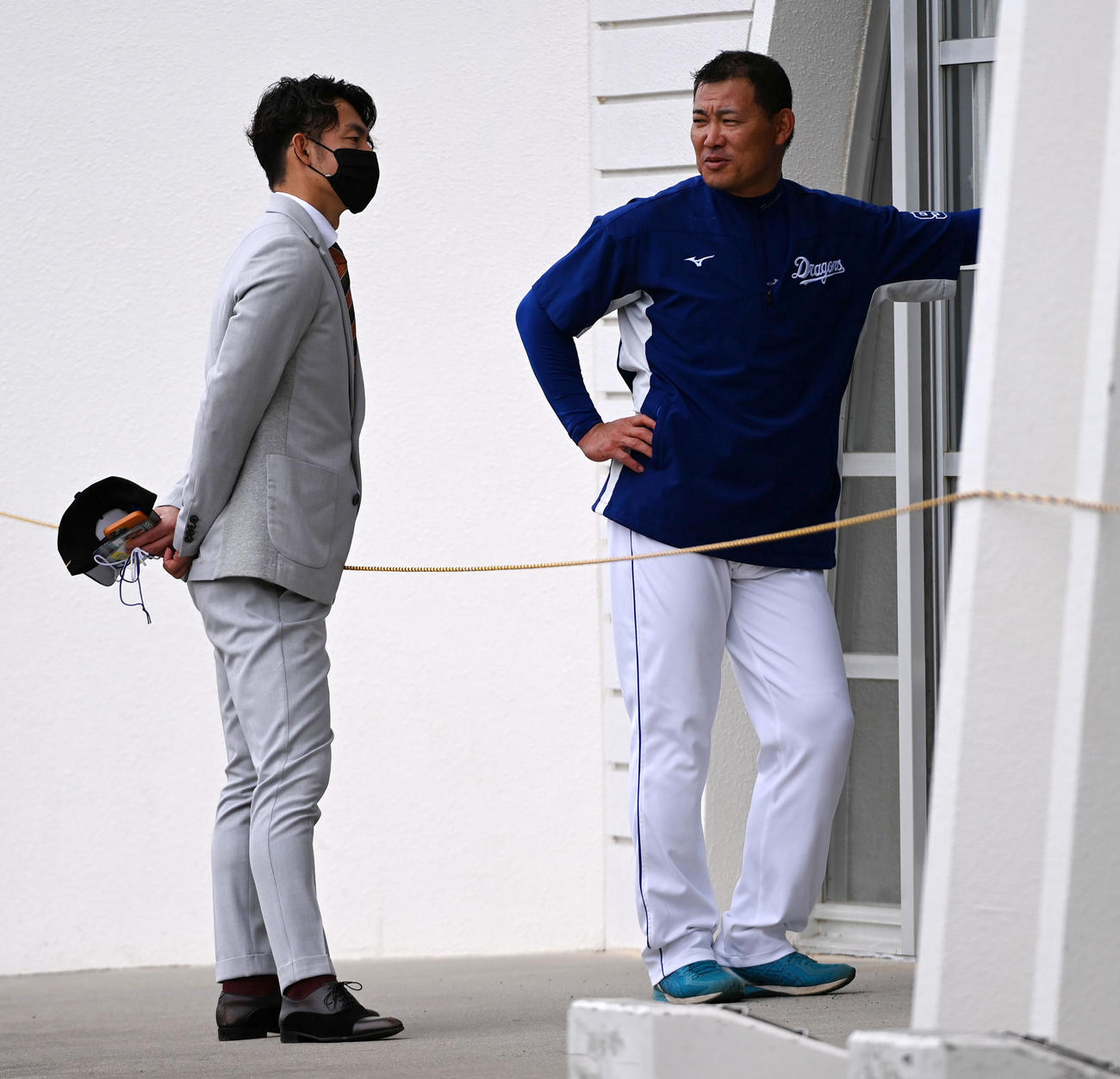 中日キャンプを視察に訪れた本紙評論家の鳥谷敬氏（左）は福留と話す（撮影・前岡正明）