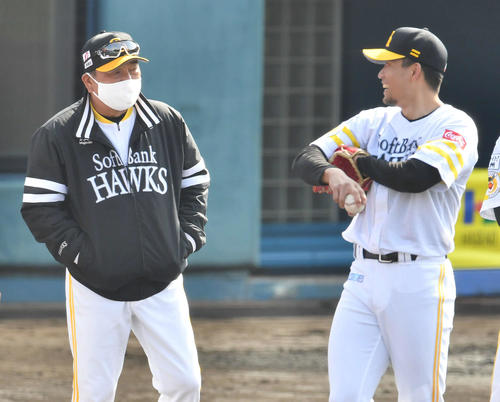 サインプレーの合間にソフトバンク藤本監督（左）と談笑する千賀（撮影・岩下翔太）