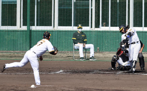 シート打撃で桐敷（左）はマルテを三ゴロに仕留める（撮影・加藤哉）