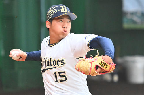 ブルペンで調整するオリックス・ドラフト1位の椋木蓮