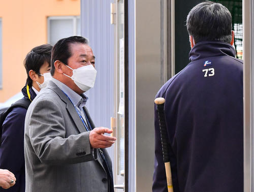 ブルペンで高山投手コーチ（右）と話す梨田氏（撮影・和賀正仁）