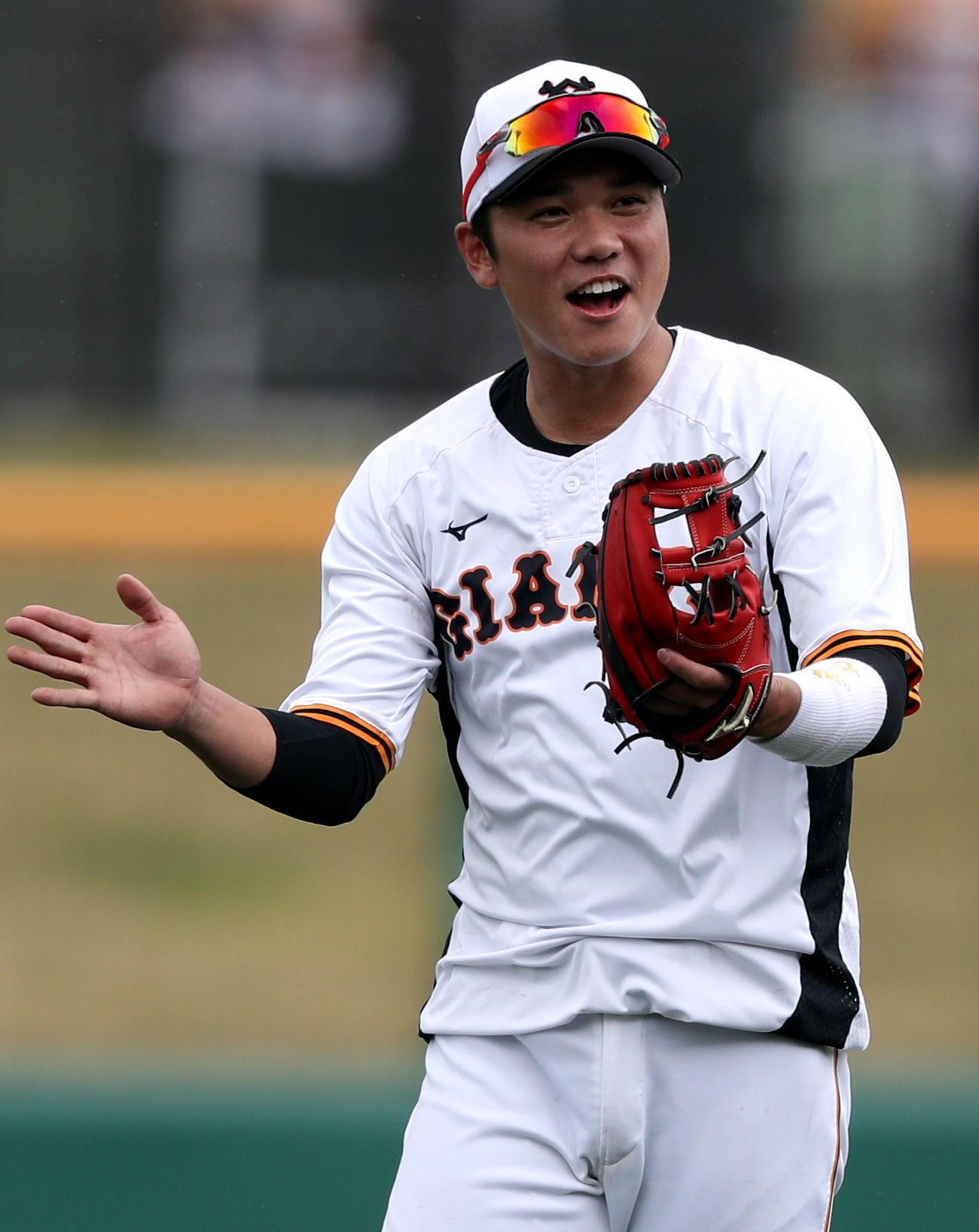 ノックで笑顔を見せる巨人坂本勇人（撮影・狩俣裕三）