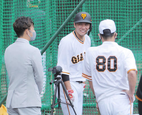 鳥谷氏（手前）と笑顔で言葉を交わす巨人坂本。右は阿部作戦兼ディフェンスチーフコーチ（撮影・河田真司）