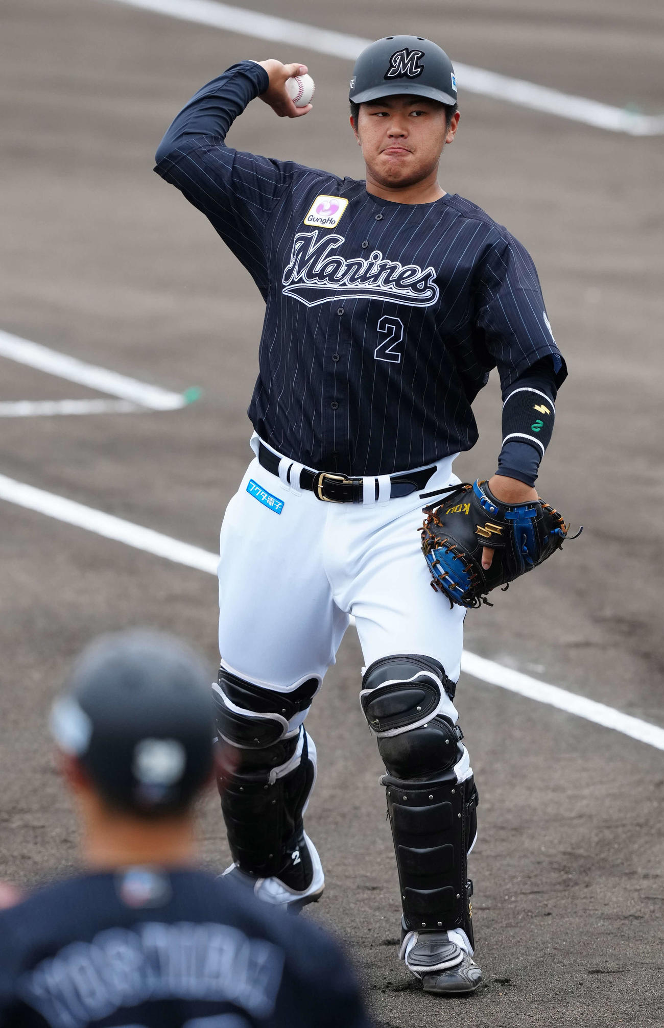 キャッチボールするロッテ松川（撮影・江口和貴）